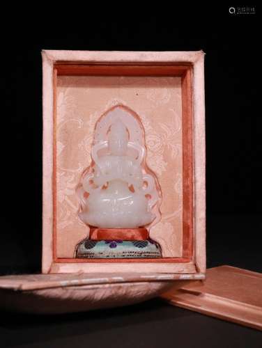 A QING DYNASTY GUANYIN ORNAMENT