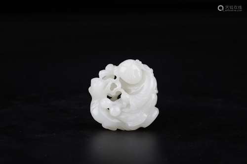 A Chinese Hetian Jade Pendant With Auspicious Pattern