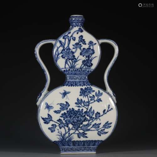 A Chinese Blue And White Guard Vase With Flower Pattern