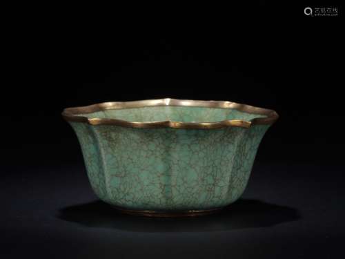 A Chinese Ge Yao Bowl With Gilt Bronze