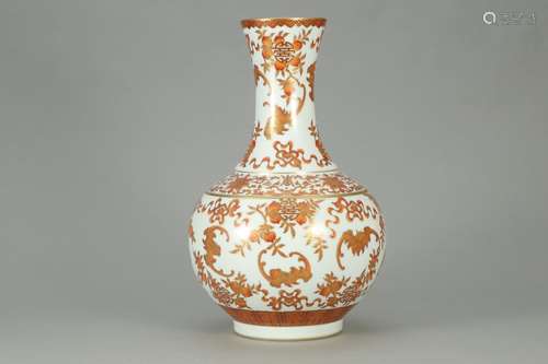 A Chinese Porcelain Alum Red Gold Bat Pattern Vase