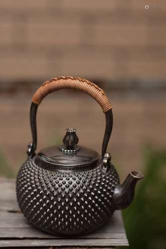 A Rongzhen Mark Pot With Handle