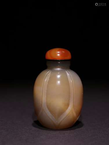 A Chinese Agate Lotus Pattern Snuff Bottle