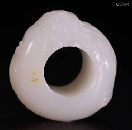 A HETIAN JADE CARVED DRAGON PATTERN FINGER RING