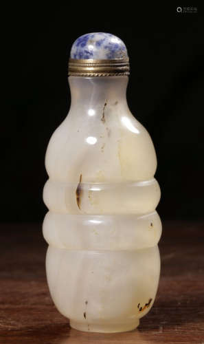 AN AGATE CARVED SNUFF BOTTLE