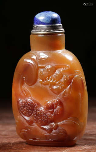 AN AGATE CARVED PINE PATTERN SNUFF BOTTLE