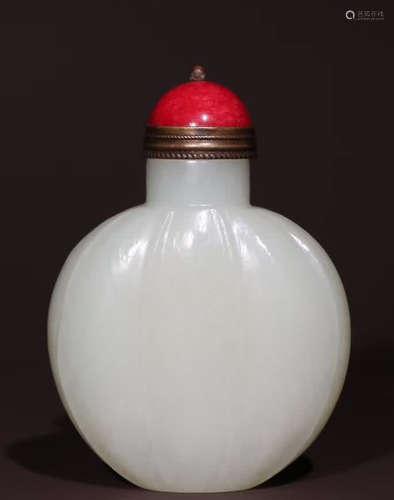 A HETIAN JADE CARVED SNUFF BOTTLE