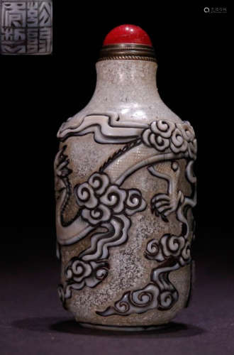 A GLASS CARVED DRAGON PATTERN SNUFF BOTTLE