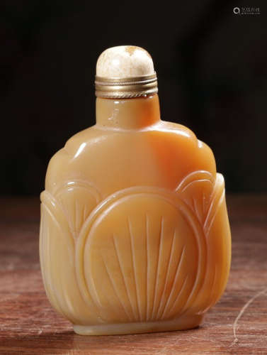 AN AGATE CARVED FLOWER PATTERN SNUFF BOTTLE