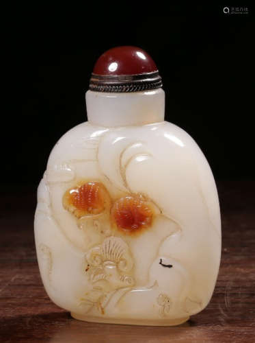 AN AGATE CARVED BEAST PATTERN SNUFF BOTTLE
