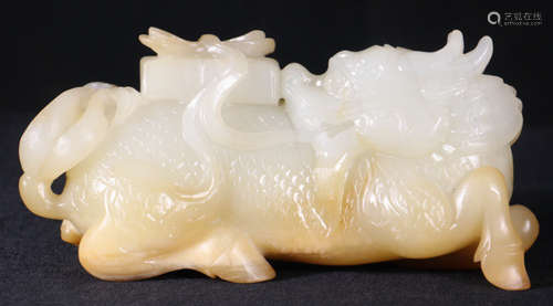 A HETIAN JADE CARVED BEAST SHAPE PENDANT