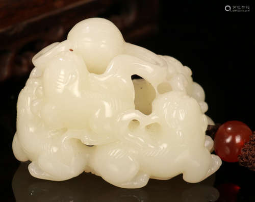 A HETIAN JADE CARVED BEAST PATTERN PENDANT