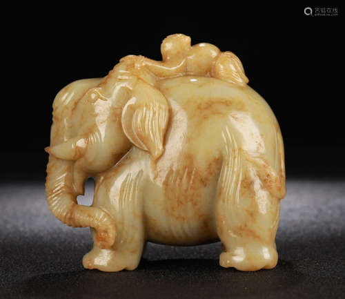 A HETIAN JADE CARVED ELEPHANT SHAPE PENDANT