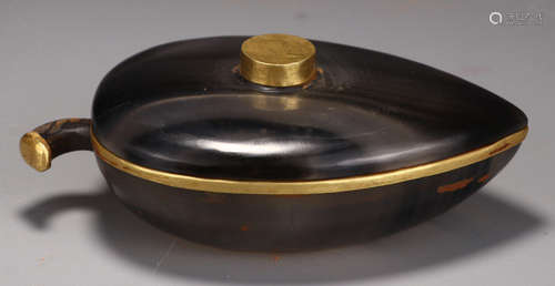 AN AGATE WITH GOLD BOX WITH PEACH SHAPE