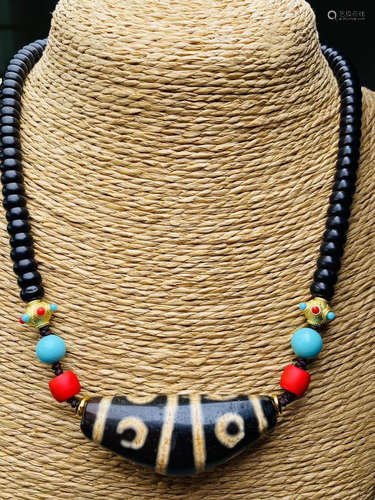 A DZI NECKLACE WITH GEM