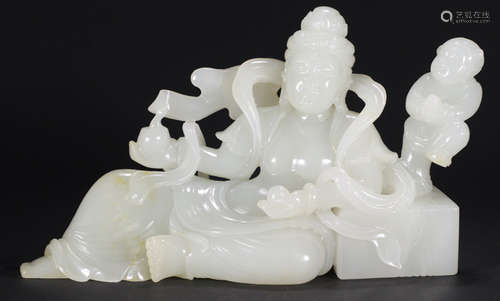 A HETIAN JADE CARVED GUANYIN BUDDHA STATUE