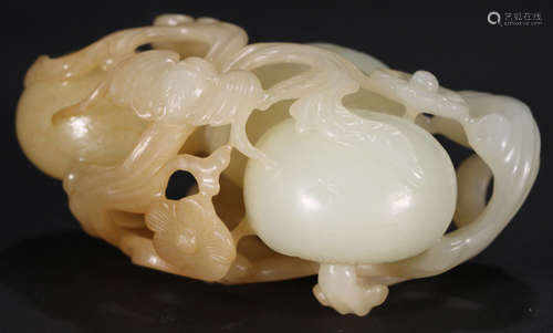 A HETIAN JADE CARVED FLOWER SHAPE PENDANT