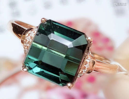 A 18K GOLD TOURMALINE DIAMOND RING