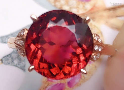 A 18K GOLD TOURMALINE RING