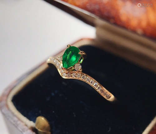 A 18K GOLD EMERALD DIAMOND RING