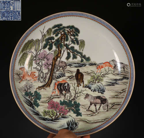 A FAMILLE ROSE GLAZE PLATE WITH HORSES PATTERN