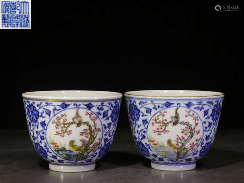 PAIR OF BLUE&WHITE FAMILLE ROSE GLAZE CUPS