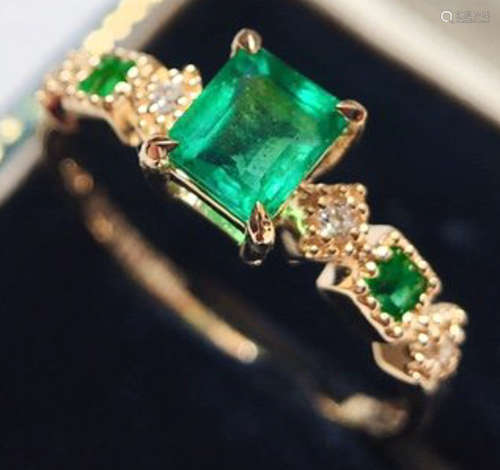 A 18K GOLD EMERALD DIAMOND RING