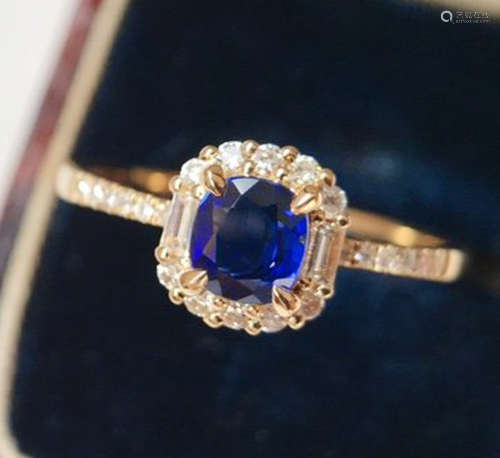 A 18K GOLD SAPPHIRE DIAMOND RING