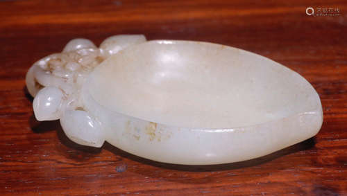 A HETIAN JADE BRUSH WASHER WITH PEACH SHAPE