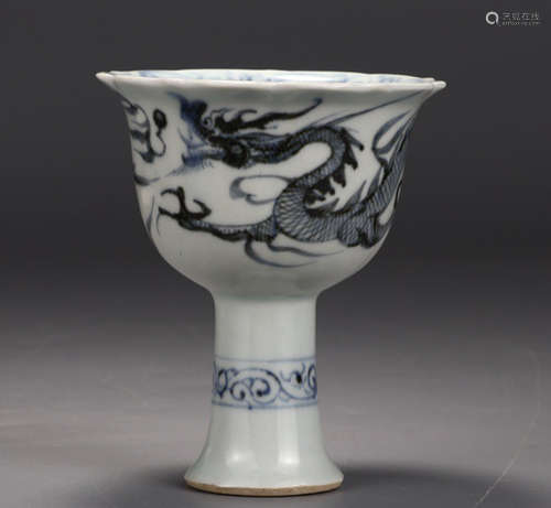 A BLUE&WHITE GLAZE CUP WITH DRAGON PATTERN