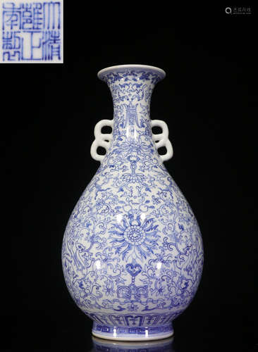 A BLUE&WHITE WRAPPED FLOWER PATTERN VASE