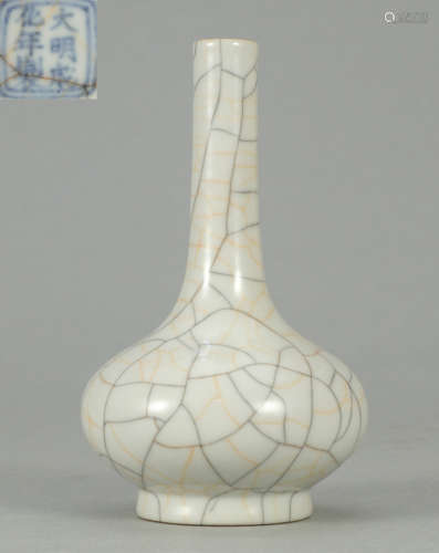 A GUAN YAO WHITE GLAZE LONG NECK VASE