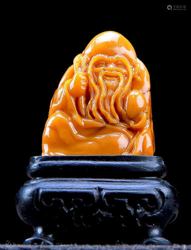 A TIANHUANG STONE CARVED BUDDHA SHAPE PENDANT