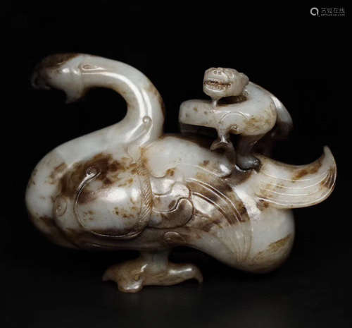 AN ANTIQUE JADE PENDANT WITH SWAN SHAPE