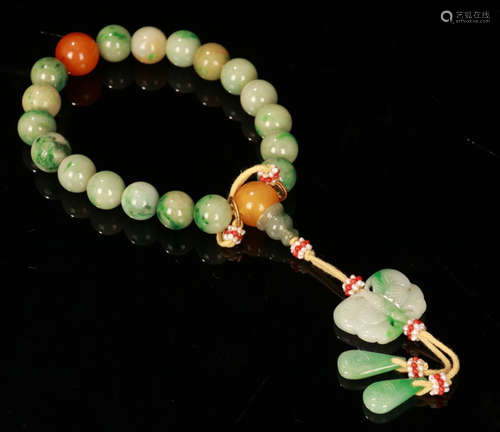 AN OLD JADEITE&AMBER STRING BRACELET WITH 18 BEADS