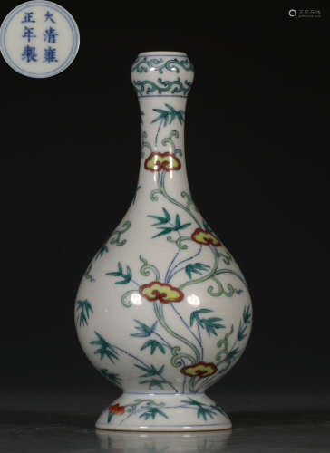 A DOUCAI GLAZE FLOWER PATTERN VASE