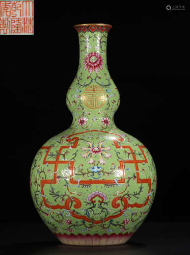 A FAMILLE ROSE GLAZE GOURD VASE WITH DRAGON PATTERN