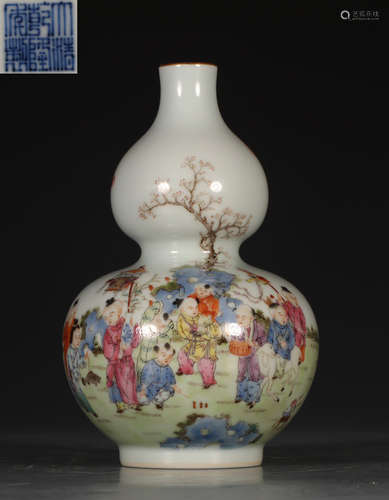 A FAMILLE ROSE GLAZE GOURD VASE WITH CHILD PATTERN