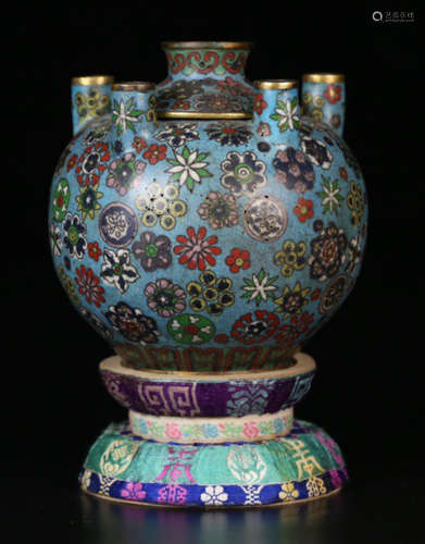 A CLOISONNE VASE WITH FLOWER PATTERN