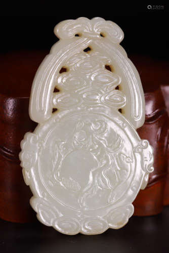 A HETIAN JADE PENDANT CARVED WITH PEACH PATTERN