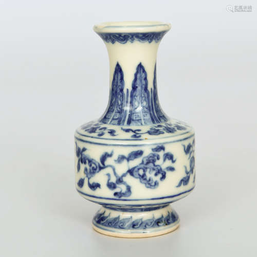 A Chinese Blue and White Floral Porcelain Vase