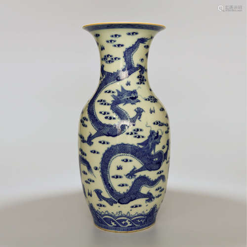 A Chinese Blue and White Dragon Pattern Porcelain Vase