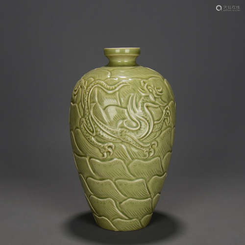 A Chinese Yue Kiln Dragon Pattern Porcelain Vase