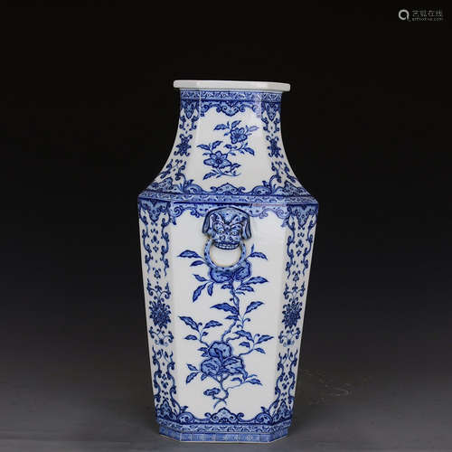 A Chinese Blue and White Floral Porcelain Utensil