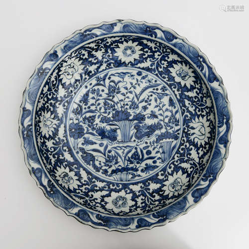 A Chinese Blue and White Floral Porcelain Plate