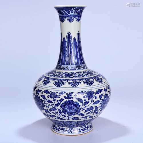 A Chinese Blue and White Floral Porcelain Vase