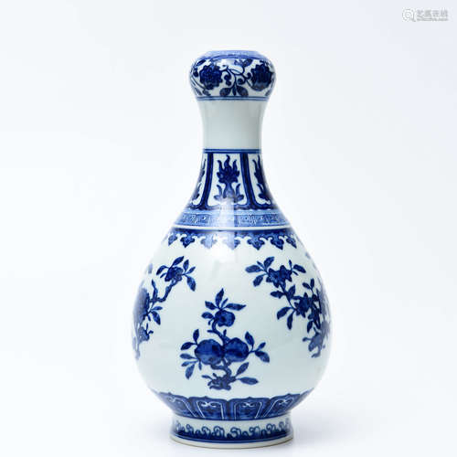 A Chinese Blue and White Floral Porcelain Garlic-head Bottle