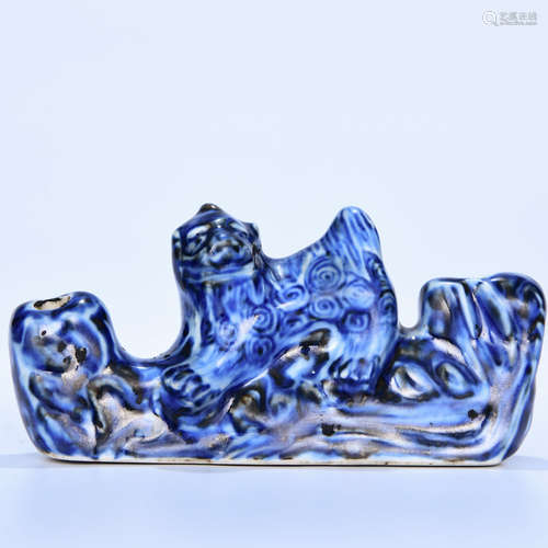 A Chinese Blue and White Porcelain Lion Shaped Brush Rack