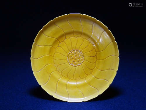 大清雍正年製款 黄釉花形皿