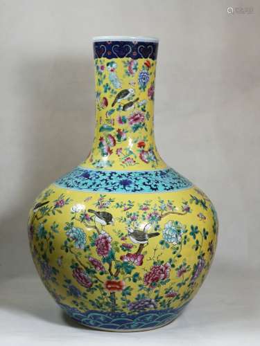 Chinese Qing Dynasty Qianlong Period Famille Rose Porcelain vase